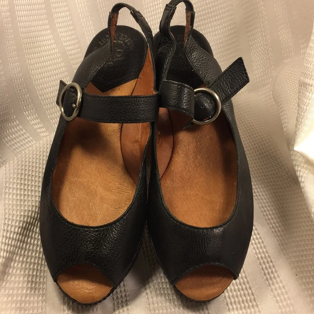 Lucky Brand buttery leather peep toe platform shoe